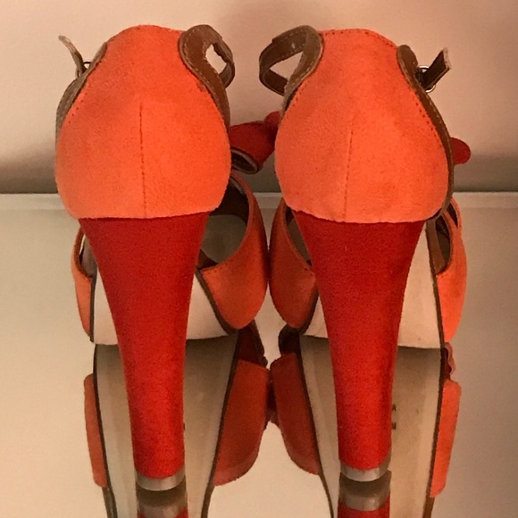 NWOB Faux suede, light & dark orange heels with bows. - Picture 4 of 6
